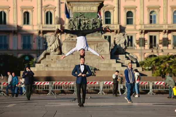 Vừa xác lập kỷ lục, Quốc Cơ – Quốc Nghiệp diễn chồng đầu trên phố Milan dưới trời 3 độ C 