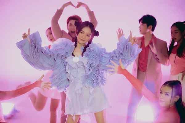 Duyên Quỳnh hát ‘Một mình vẫn tốt’ trong mùa lễ hội