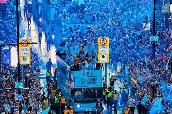 Thành phố Manchester được nhuộm xanh trong lễ ăn mừng cú ăn 3 lịch sử của Man City