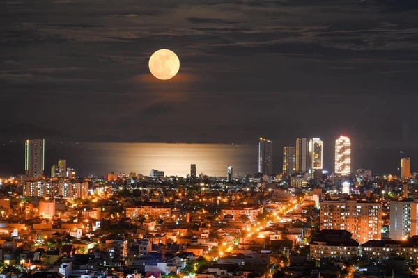 Cùng ngắm lại những hình ảnh về siêu trăng tối qua