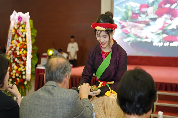 Sinh viên Việt Nam hát quan họ, giới thiệu văn hóa dân tộc đến bạn bè Quốc tế