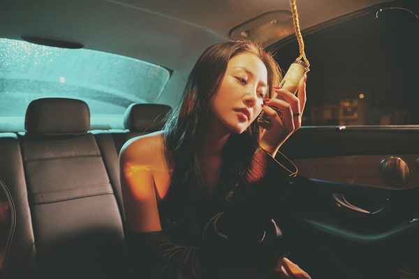 ‘Mưa tháng sáu’ của Văn Mai Hương gây ‘bão’ trên các BXH