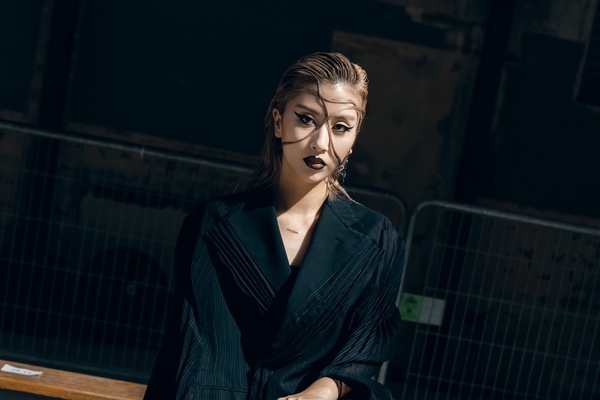 Dùng tóc để makeup, Quỳnh Anh Shyn lên sóng ‘The New York Times’