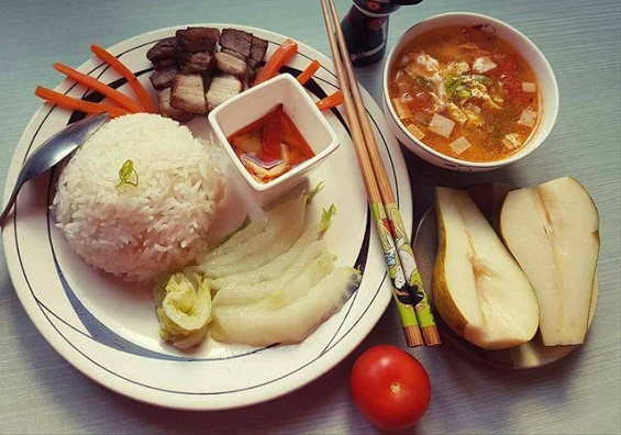 Chồng trẻ chăm vợ bầu bằng những bữa cơm đẹp mắt