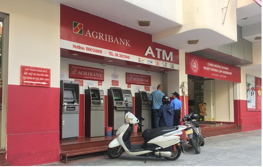 Ngân hàng lại thi nhau tăng phí, người dùng khó chịu