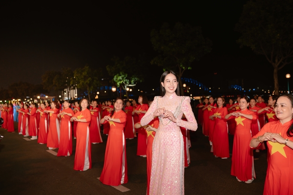 Hoa hậu Thanh Thủy đồng diễn cùng 300 phụ nữ tiêu biểu