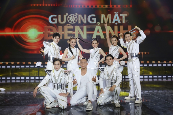 ‘Gà’ nhà Minh Nhật khoe bộ tài năng có ‘1-0-2’ khiến khán giả lóa mắt