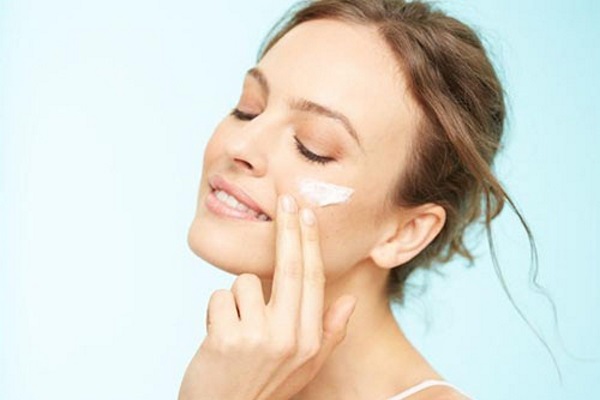 4 dấu hiệu cho thấy da mặt đang thiếu độ ẩm trầm trọng