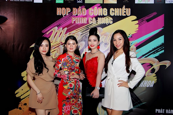 ‘Chàng trai hát rong’ Aki Khoa ra mắt MV ‘Mưa bay theo cơn gió’