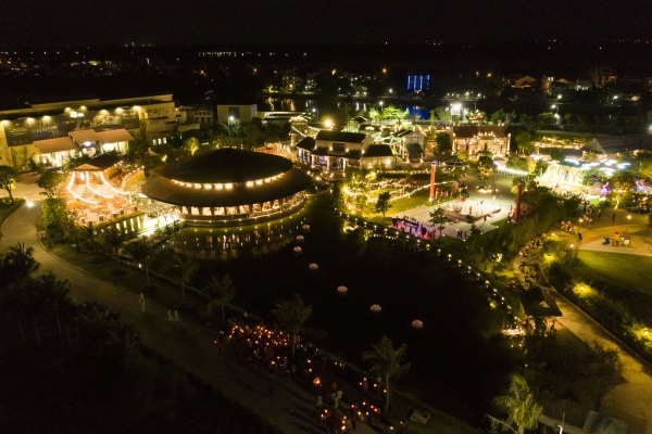 Đài sen tại Công viên Ấn tượng Hội An được thắp sáng mùa Vu Lan