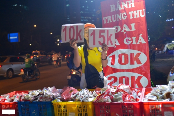 Cuối mùa, bánh trung thu giá siêu rẻ chỉ 10.000-15.000 đồng