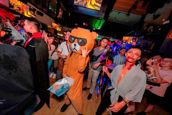 Hàng trăm bạn trẻ LGBT tham gia đại tiệc hóa trang quy mô nhất xưa nay