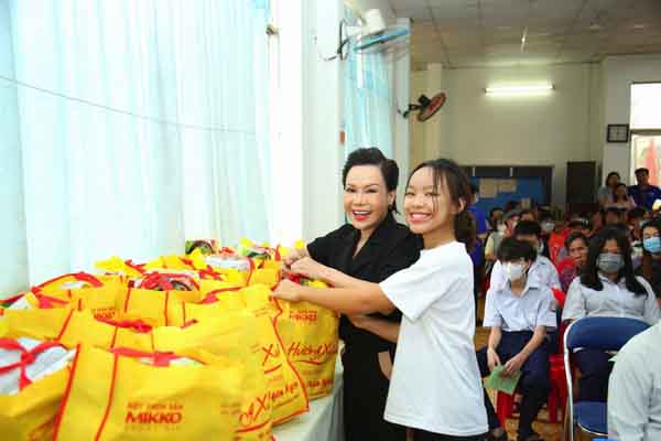 Con gái Việt Hương ‘đập’ ống heo, mang Tết ấm đến trẻ em khó khăn