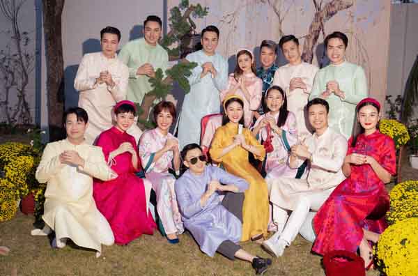 ‘Rich kid’ Ngọc Thanh Tâm tung bộ ảnh chào xuân cùng mẹ và dàn nghệ sĩ thân thiết