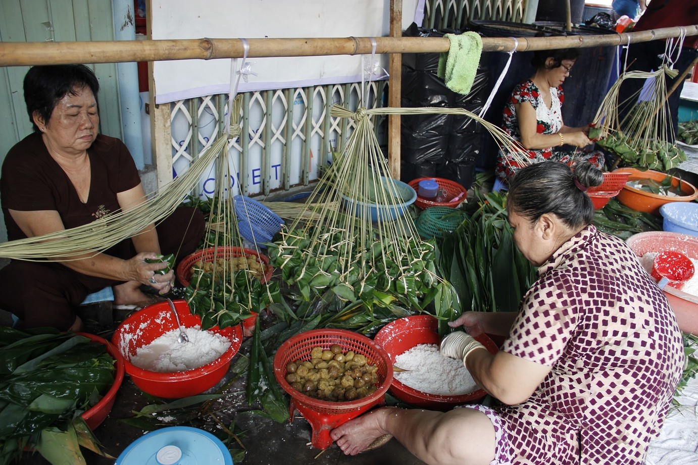 Hẻm bánh ú đắt hàng như tôm tươi, đâu là bí quyết?