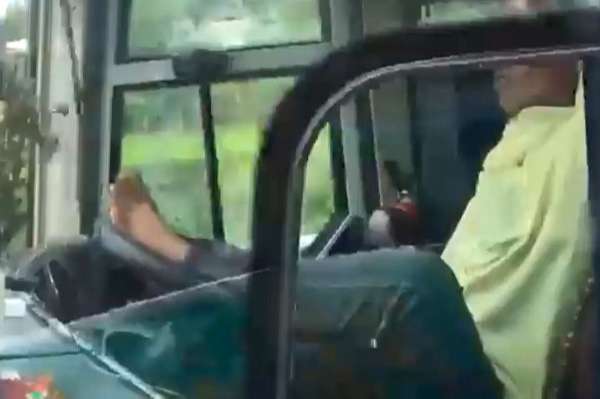 Tài xế dùng chân lái xe giường nằm bị sa thải