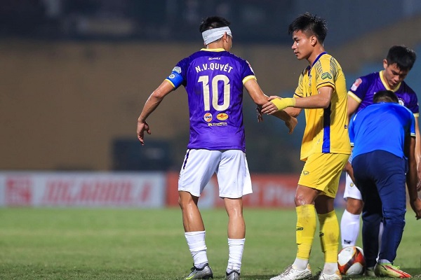 Bị đàn em gọi bằng ‘chú’, Văn Quyết phản ứng bất ngờ