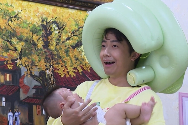 Cris Phan làm ‘bảo mẫu’ trông con hộ Dương Lâm