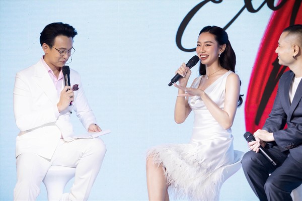 Hoa hậu Thùy Tiên rạng ngời với sắc trắng