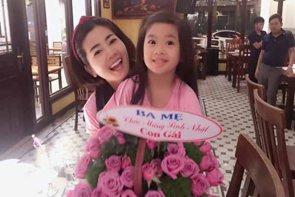 Mai Phương khỏe mạnh, gia đình tổ chức tiệc sinh nhật ấm cúng