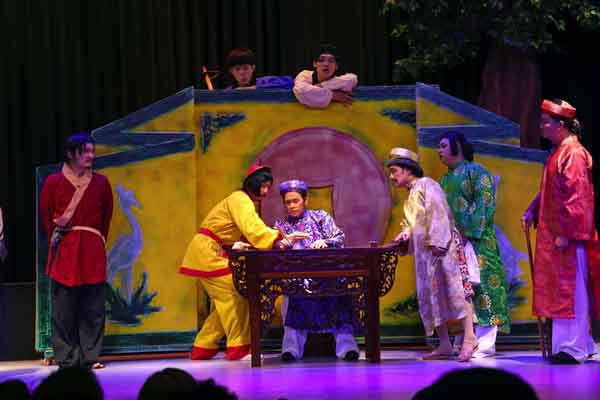 NSƯT Hoài Linh, Minh Nhí và Cát Phượng khiến khán giả cười nghiêng ngả qua ‘Đụng vô là phỏng tay’ 