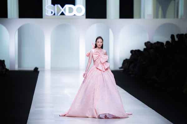 Làm vedette cho BST nhí của Sixdo, Bảo Hà ‘chiếm sóng’ sàn catwalk với thiết kế ‘siêu khủng’