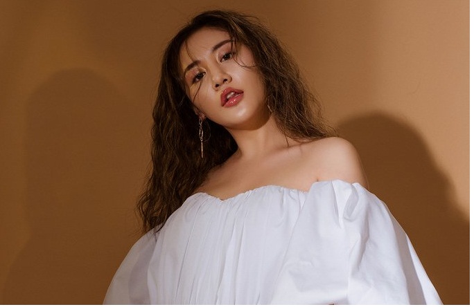 Văn Mai Hương hờ hững vai trần quyến rũ