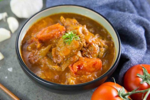 Làm sụn heo om cà chua mềm ngon cho cả gia đình