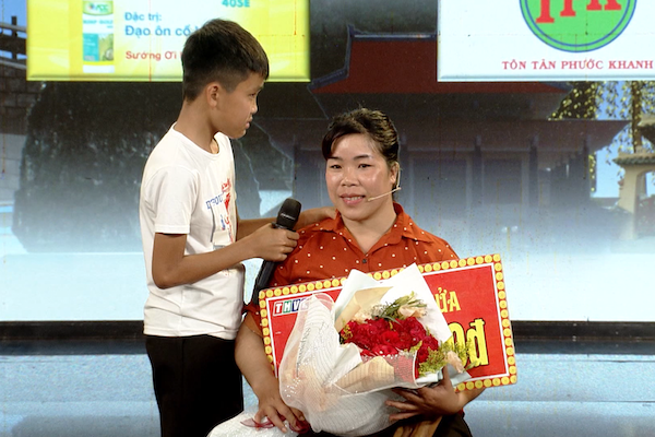 Cậu bé 12 tuổi nguyện là đôi chân của người mẹ đơn thân khuyết tật