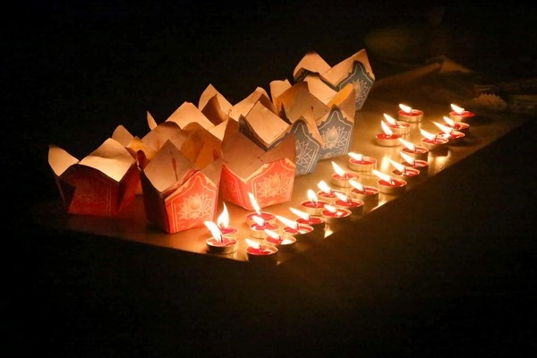 Người dân Hội An trắng đêm thả hoa đăng cầu nguyện cho du khách xấu số