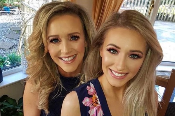 Cặp mẹ con chênh nhau 31 tuổi trông như chị em cùng thi hoa hậu