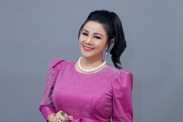 Đi hát đám cưới, danh ca Ngọc Ánh phải dùng túi xốp để đựng ‘tiền típ’