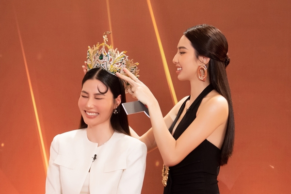 Thùy Tiên bất ngờ trao vương miện cho Diễm My 9X