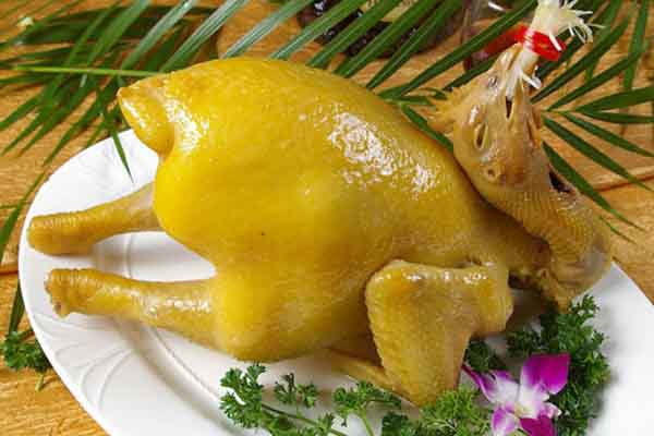 Cách luộc gà nguyên con trông đẹp mắt và ngon hơn cho ngày Tết