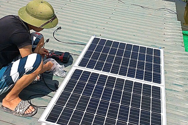 Mất điện và nắng nóng, nhiều hộ gia đình chuyển qua dùng pin mặt trời