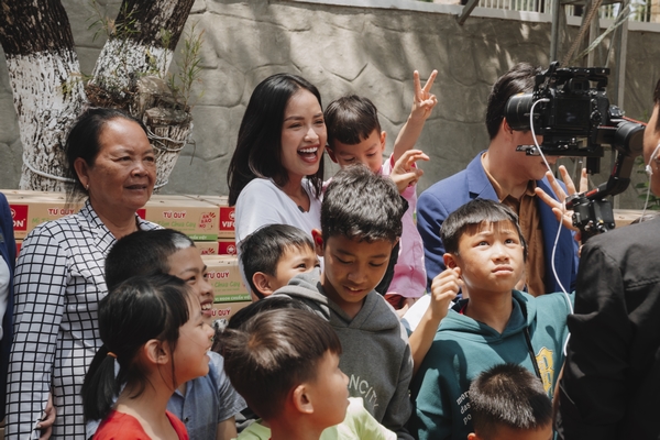 Ngọc Châu và mẹ lần đầu làm thiện nguyện cùng nhau