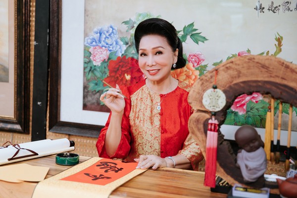 NSND Bạch Tuyết tung bộ ảnh ‘Hương Xuân’ đón tết Nhâm Dần 2022