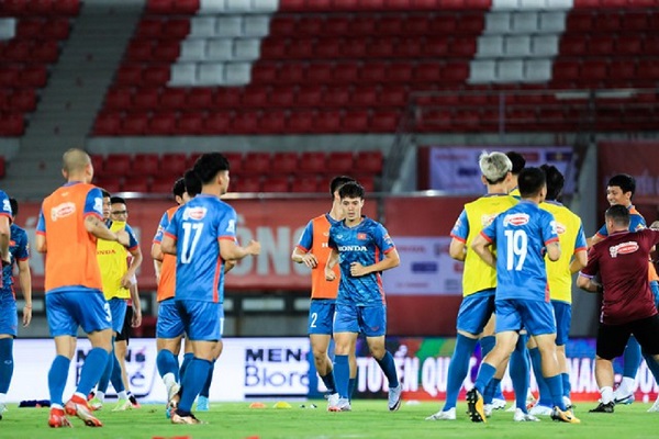 Đội tuyển Việt Nam làm quen sân Lạch Tray, cật lực rèn đấu pháp trong mưa