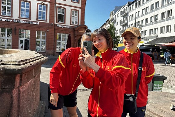 Đội tuyển nữ Việt Nam nghỉ xả hơi, tranh thủ tham quan Frankfurt