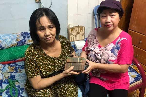 Phi Phụng đến tận nhà trao 100 triệu giúp Hoàng Lan chữa bệnh