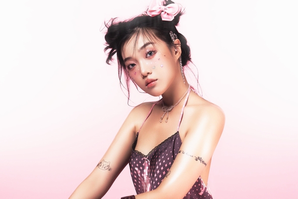 Cổ vũ mọi người ‘xê dịch’, TikToker khiến fans phát cuồng vì quá đáng yêu