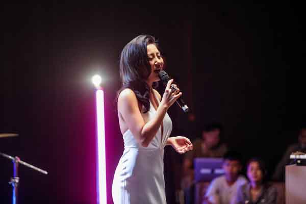 Văn Mai Hương cực ngọt ngào trong bản cover ‘Tuyết rơi mùa hè’