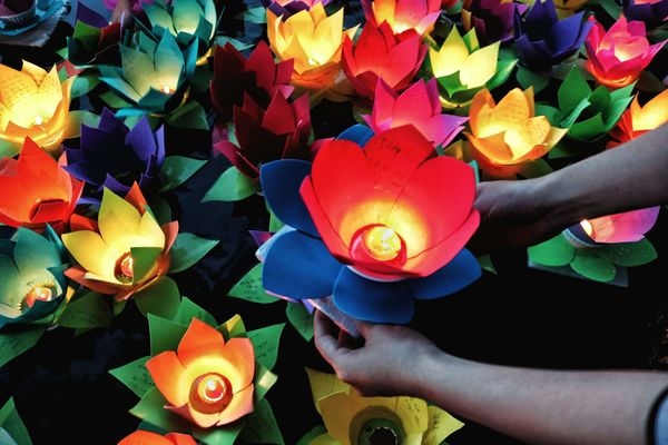 Hoa đăng thắp sáng sông Sài Gòn đêm Vu Lan