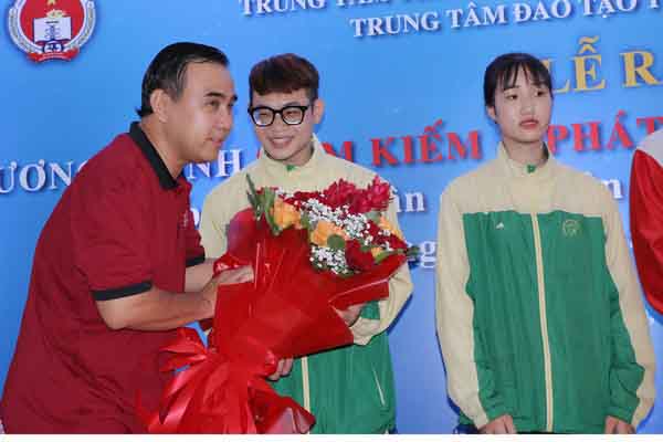 Quyền Linh mặc đồ bình dân, tặng quà cho các tài năng thể thao trước thềm Sea Games 31