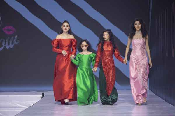 Mẫu nhí trượt patin trình diễn thời trang cực chất