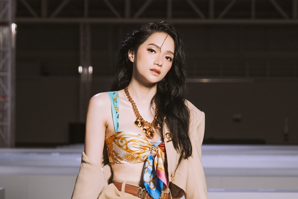 Hương Giang sang chảnh dự show của nhà mốt Moschino