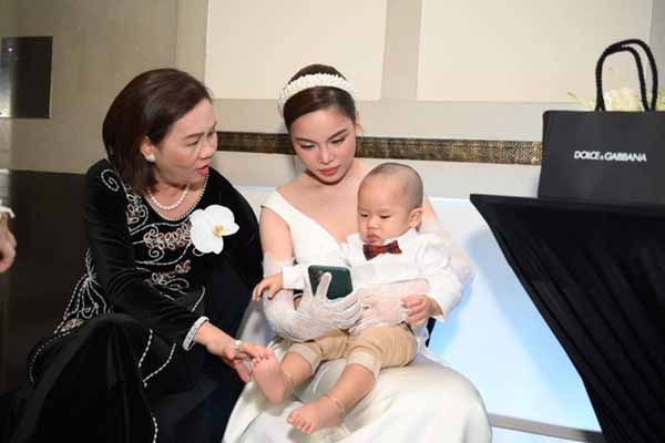 Trái ngược Bảo Thy, Giang Hồng Ngọc đãi khách rau xào – cơm chiên