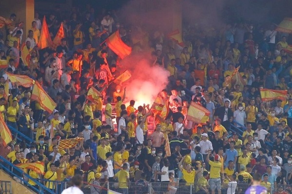 CLB Hà Nội và Nam Định cùng nhận án phát sau khi để cổ động viên đốt pháo sáng