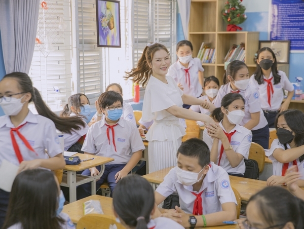 Lý Nhã Kỳ tặng 20 suất học bổng ngày quay về trường cũ