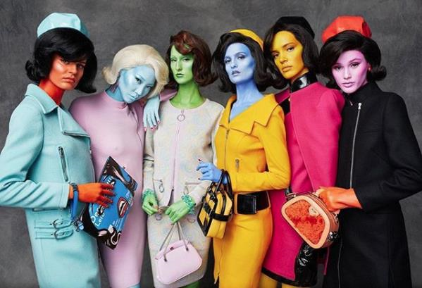 Dàn mẫu ‘7 sắc cầu vồng’ đậm chất ‘Điện máy xanh’ phủ kín show diễn mới của Moschino